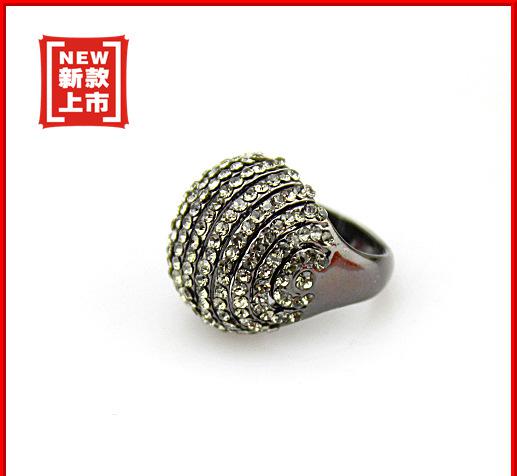 當文字被刪減殆盡，我們如何為一件飾品重新命名？